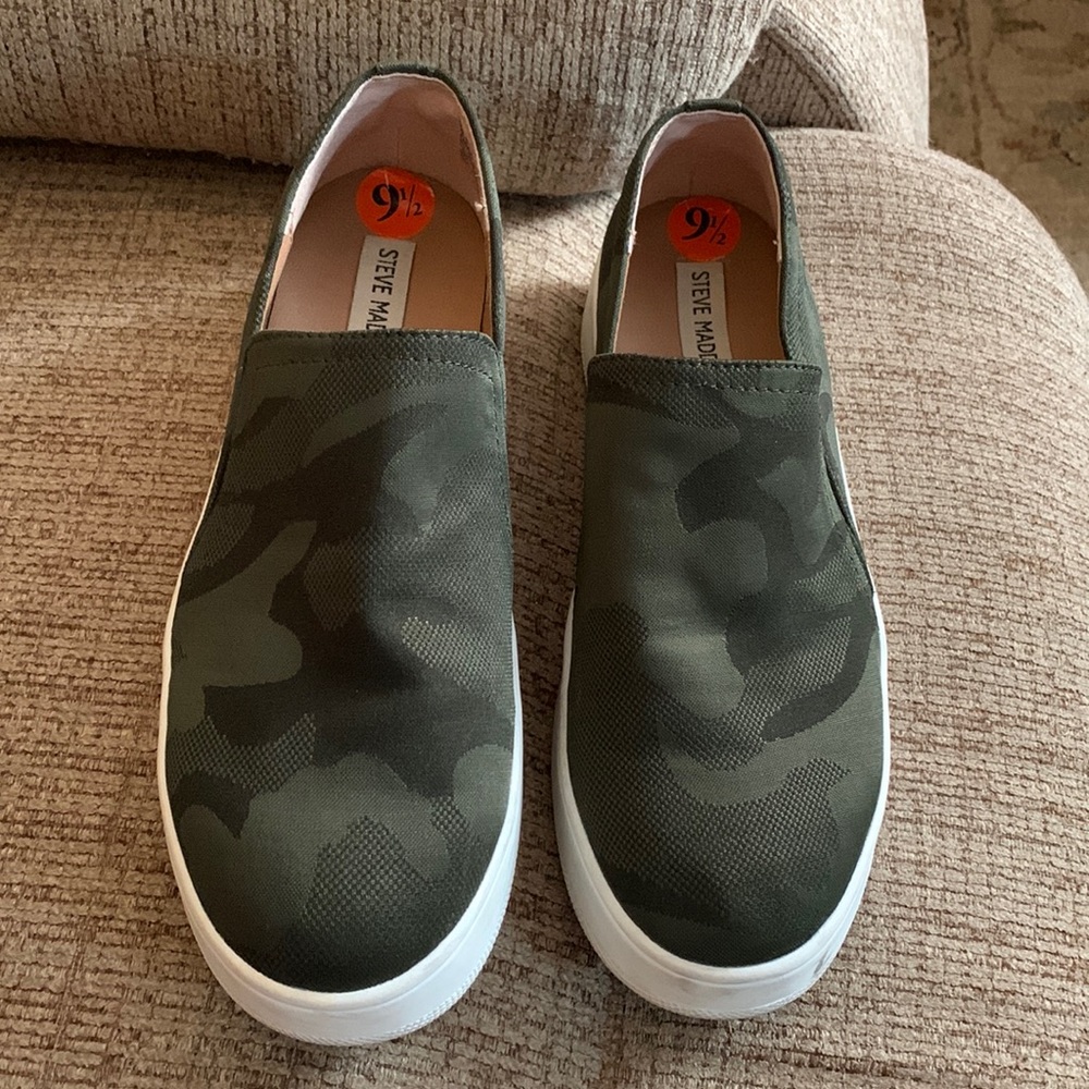 Steve Madden Zayna shiny green camo 1.5” height white soles sz9.5 run small